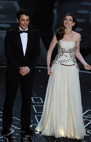 Oscars 2011: winners: Actor James Franco and Anne Hathaway app