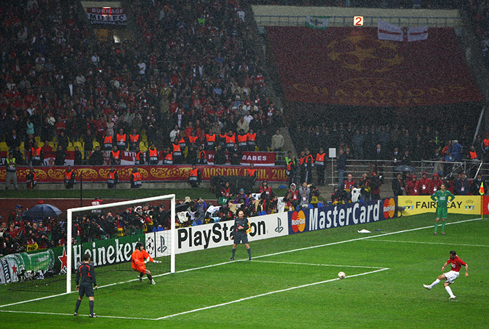 Giggs 20 Years: Giggs of Man United scores past Cech of Chelsea in the penalty shootout