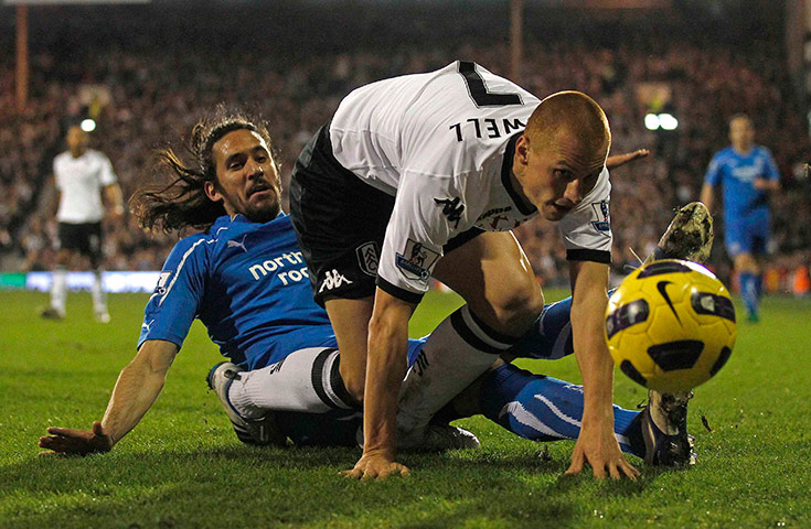Wednesday Premier League: Fulham's Steve Sidwell challenges Newcastle United's Jonas Gutierrez 