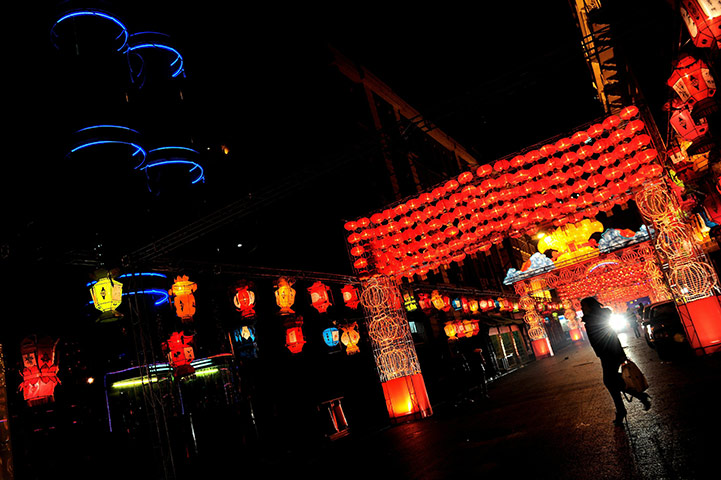 Chinese New Year: Illuminated lanterns in Shanghai