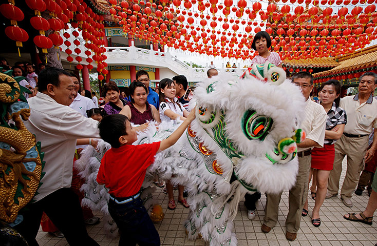 Chinese New Year: Visitors greet the lion dance troop in Kuala Lumpur, Malaysia