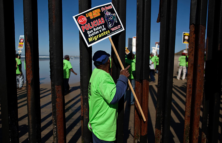24 hours in pictures: Deported migrants cross through the US - Mexico border fence