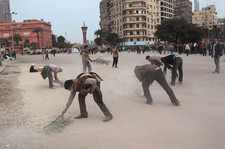 Egypt 05/02: Anti-government protesters sweep up in Tahrir Square
