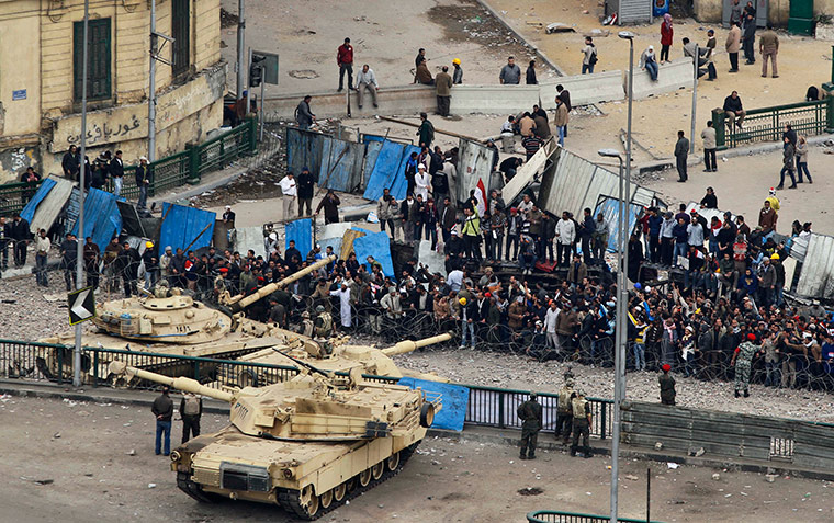 Egypt 05/02: Tanks try to prevent clashes between protestors and Mubarak supporters