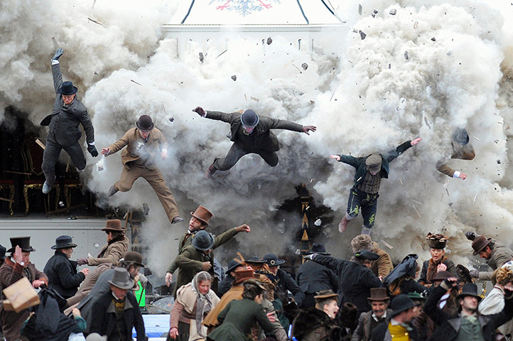 24 Hours: An explosion is seen during the filming of a scene of 'Sherlock Holmes 2'