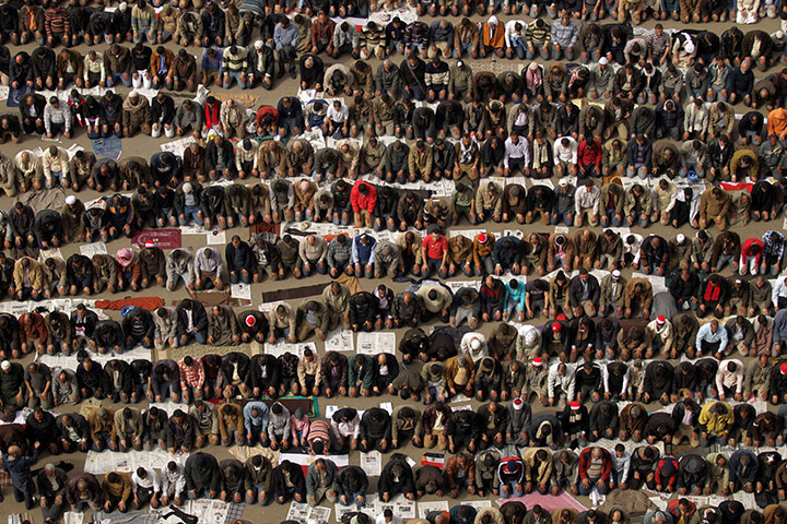 Egypt protests day 13: Egyptians pray in Tahrir Square 
