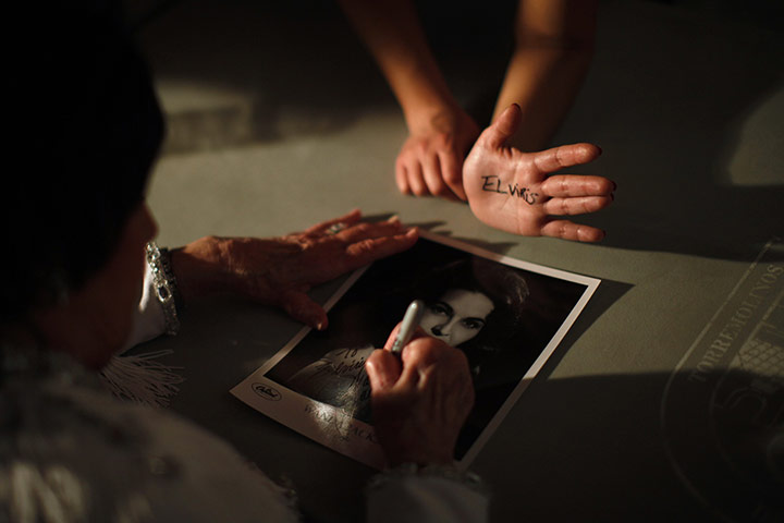 24 hours: Torremolinos, Spain: Singer Wanda Jackson signs an autograph