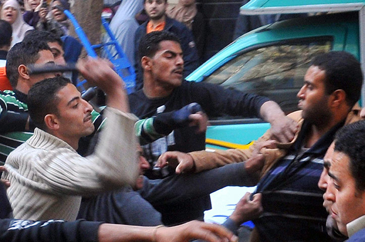 Muslim Brotherhood: Egyptian plainclothes police clash with Muslim Brotherhood in 2009
