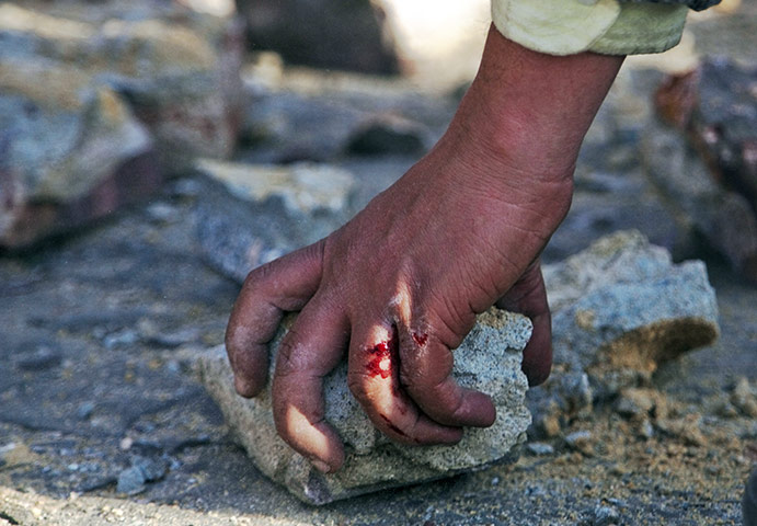 sean smith in egypt:  Anti government demonstrator picks up a stone 