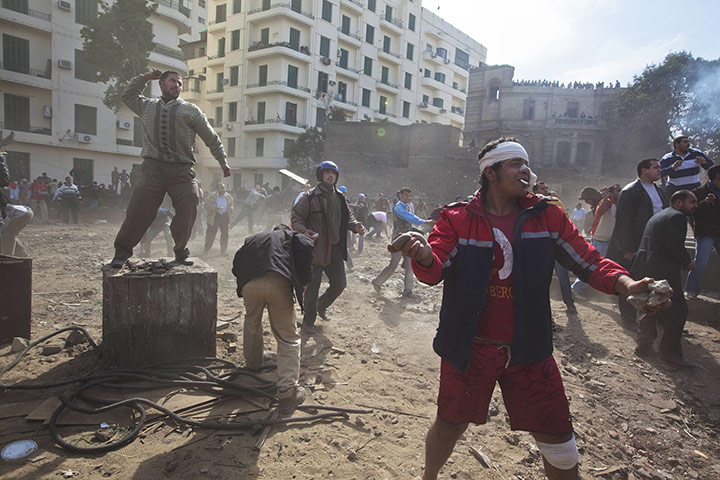 sean smith in egypt: anti government protesters fight back an attack by government supporters