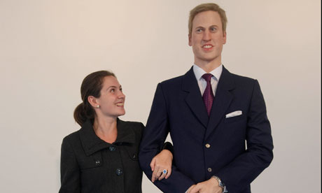 Mihaela Cojocaru with the sculpture of Prince William.