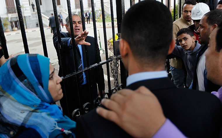 Egypt protests day 16: An Egyptian official tries to calm a group of anti-government protesters