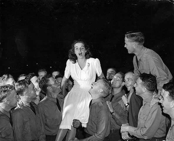 jane russell: Jane Russell entertains American troops in 1942
