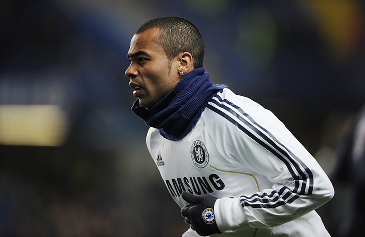 Chelsea v Man United: Ashley Cole warms up 