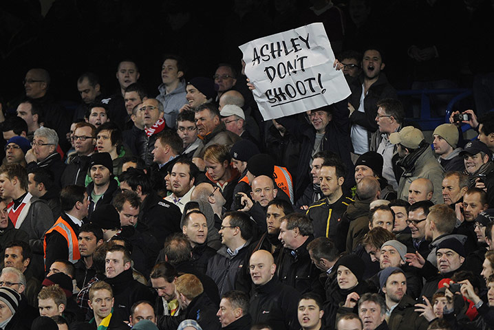 Chelsea v Man United: Manchester United fans tease Ashley Cole