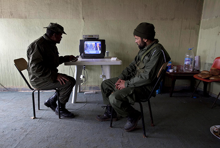 Libya unrest continues: Rebels from the forces against Gaddafi follow the news on televsion 