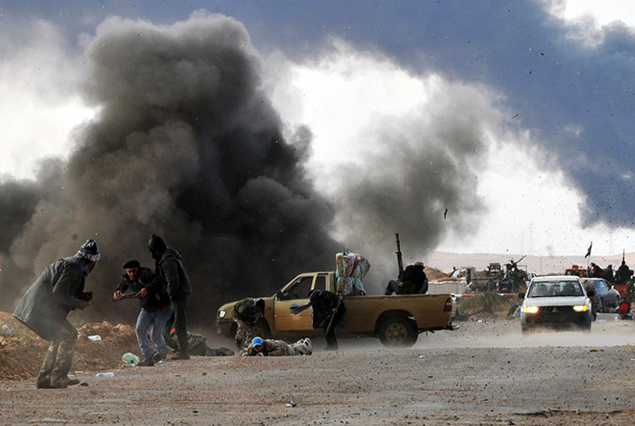 Ras Lanuf battles: Libyan rebel fighters run for cover as shells explode 