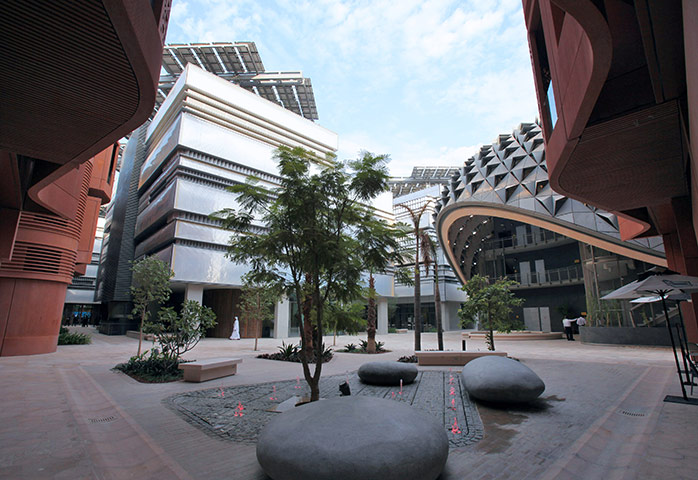 Masdar City: Masdr City project featuring renewable energy technologies in Abu Dhabi