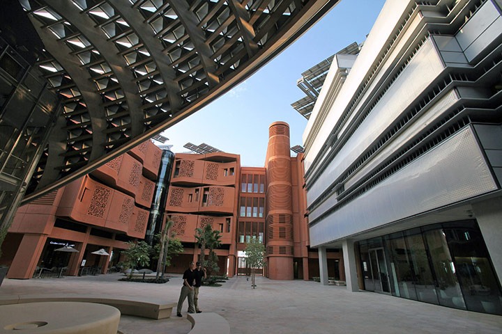 Masdar City: Masdr City project featuring renewable energy technologies in Abu Dhabi