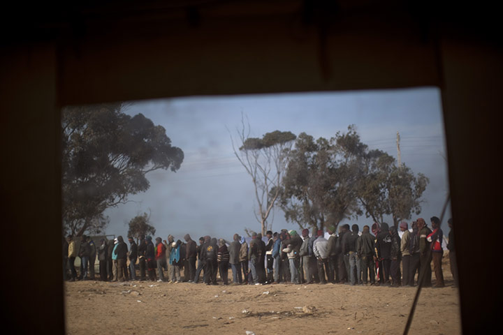 24 hours in pictures: refugee camp at the Tunisia-Libyan border 