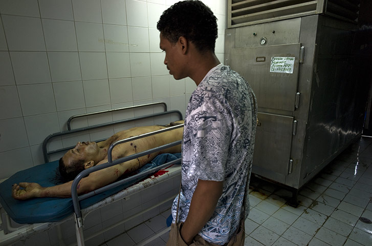 Venezuela Caracas : Caracas, Venezuela. Friend sees victim of a shooting