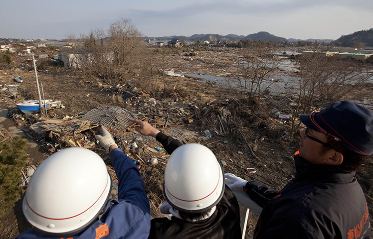 dan chung in Shintona: Rescuers survey the destruction