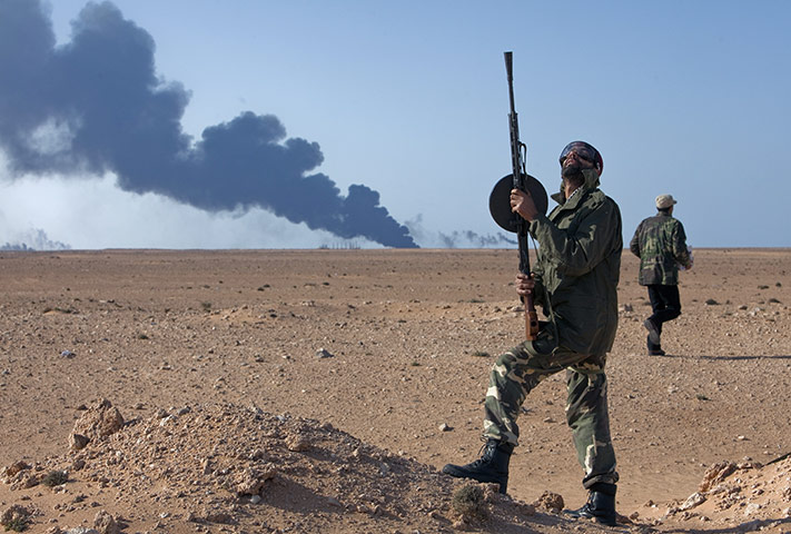 sean smith in libya: Rebel fighters attempt to spot a jet flying overhead in Ras Lanuf