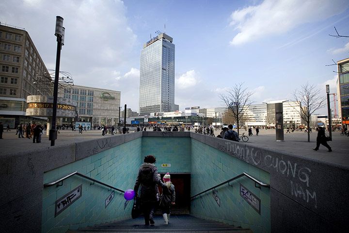 Felix Clay in Berlin: Alexanderplatz