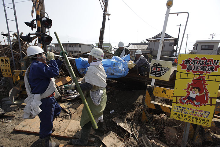 Dan Chung in Japan: Rescue workers remove a body