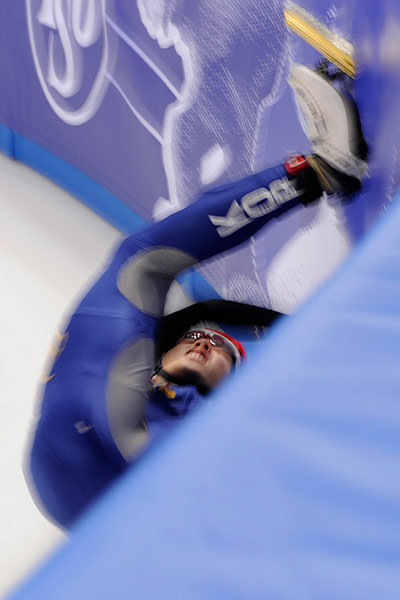 Speed Skating Jenkins: World Short Track Speed Skating Sheffield - Jinkyu Noh of Korea crashes