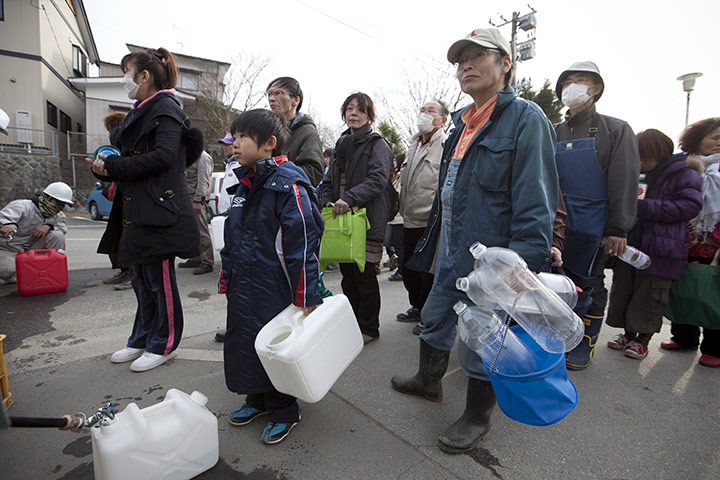 Dan Chung in Japan: Queues for water in Kesennuma