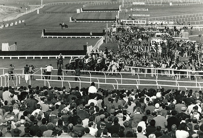 Cheltenham Retrospective: Crowd watching the Cheltenham Gold Cup 1991