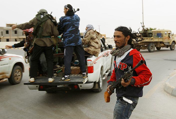 Libya, Ajdabiya: Rebel fighters flee in Ajdabiya