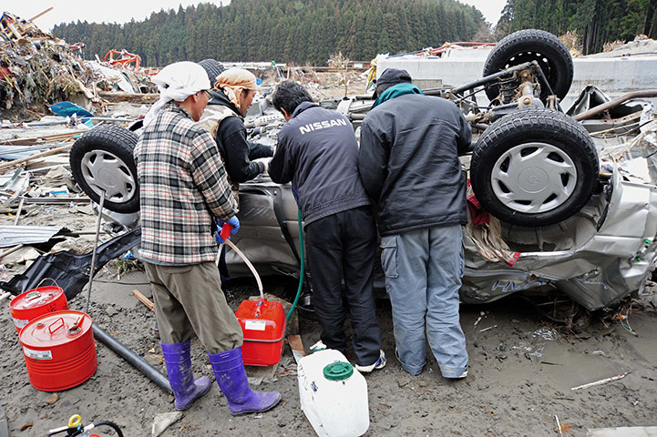 http://static.guim.co.uk/sys-images/Guardian/Pix/pictures/2011/3/16/1300274411712/People-siphon-petrol-from-004.jpg