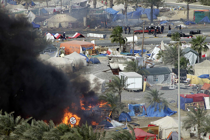 Bahrain uprising: Tents burn in Pearl Square 
