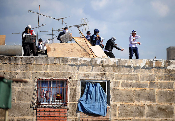 24 hours: Algiers, Algeria: Youths throw stones at anti-riot police squads 