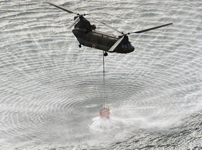 Japan aftermath: Helicopter scoops sea water for Fukushima power plant 