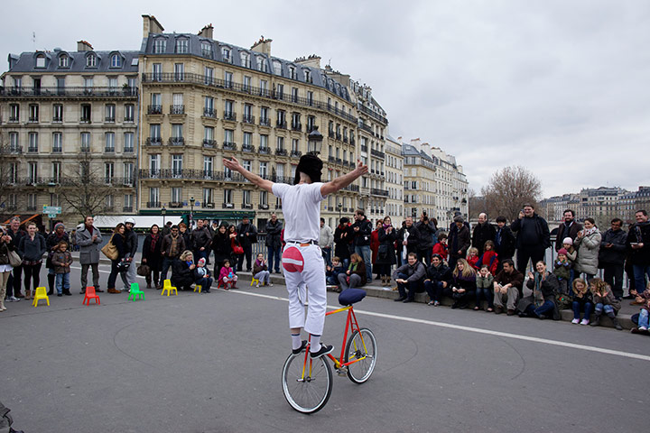 New Europe, France: Entertaining the crowds on the Pont St Louis, Paris, France
