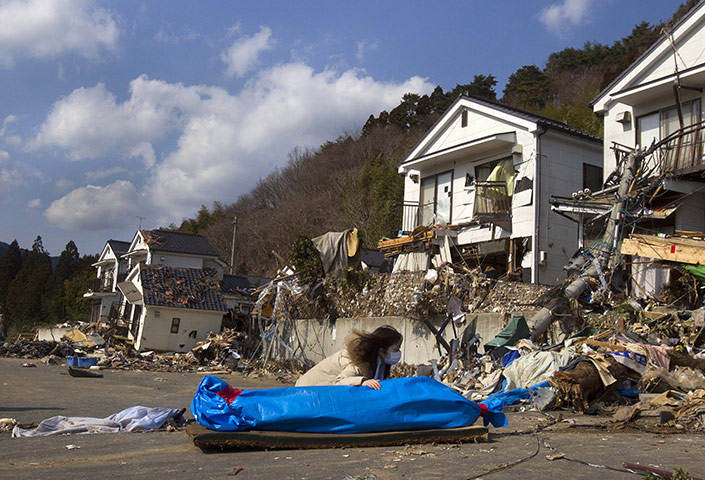 24 Hours In Pictures: Earthquake victim
