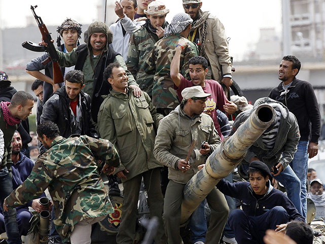 Conflict in Libya: Pro and anti Gaddafi groups battle for Libya
