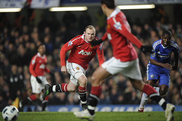 Chelsea v Man Utd: Wayne Rooney passes to Javier Hernadez
