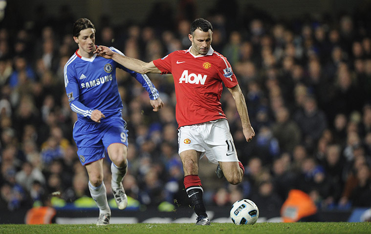 Chelsea v Man Utd: Ryan Giggs plays a pass with the outside of his left boot