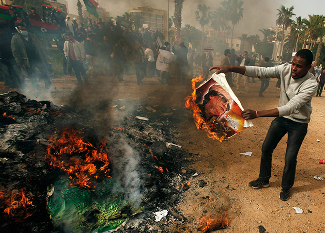 Libya: Protesters burn pictures of the Libyan leader in Benghazi 