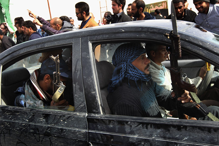 Libya unrest continues: Rebel fighters advance towards the front line against 