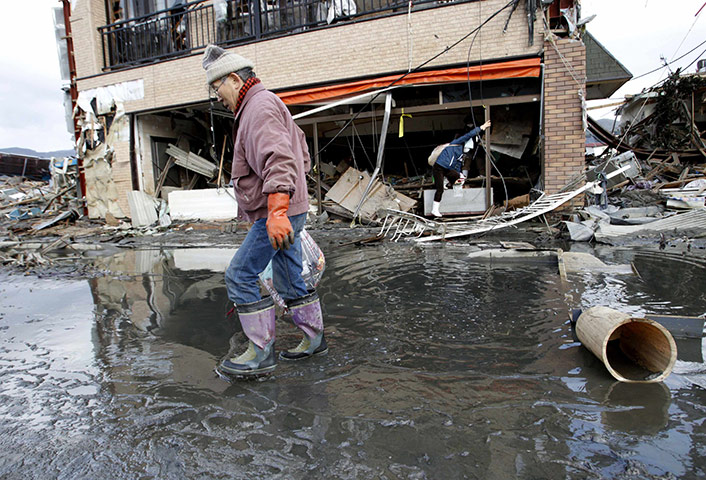 Japan salvage: Residents carry belongings collected from their house in Kesennuma