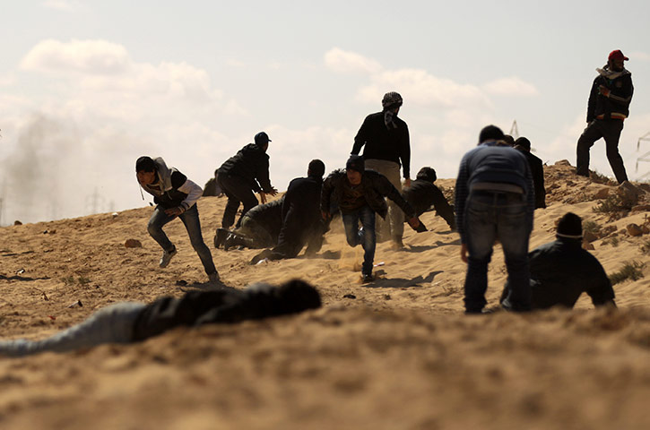 Libya chaos: Libyan rebels duck for cover as they come under tank fire