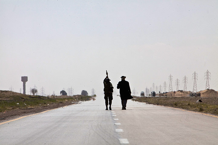 Sean Smith in Libya: 23 March: Rebels on the outskirts of the town walk to the front