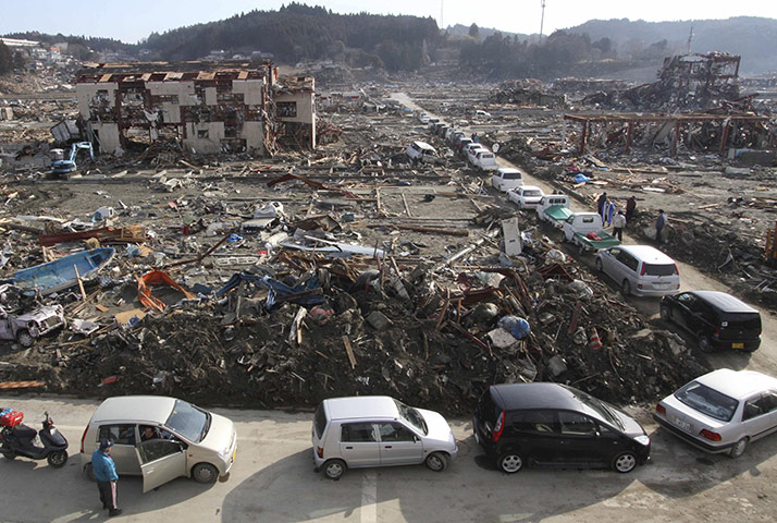 Japan aftermath: Vehicles line up for fuel in Minamisanriku