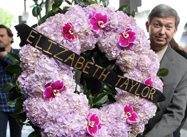 Elizabeth Taylor tribute: Tributes at the Elizabeth Taylor Star 