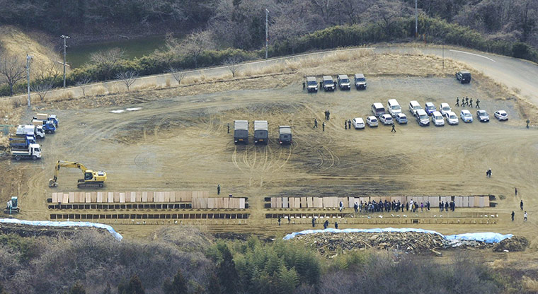 Japan : Earthquake and tsunami victims are buried at a mass grave in Matsushima